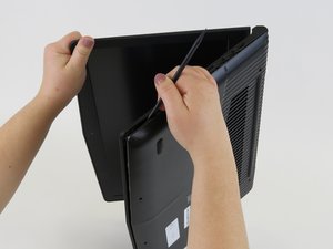 Langkah 2 — Lepaskan Panel Dasar