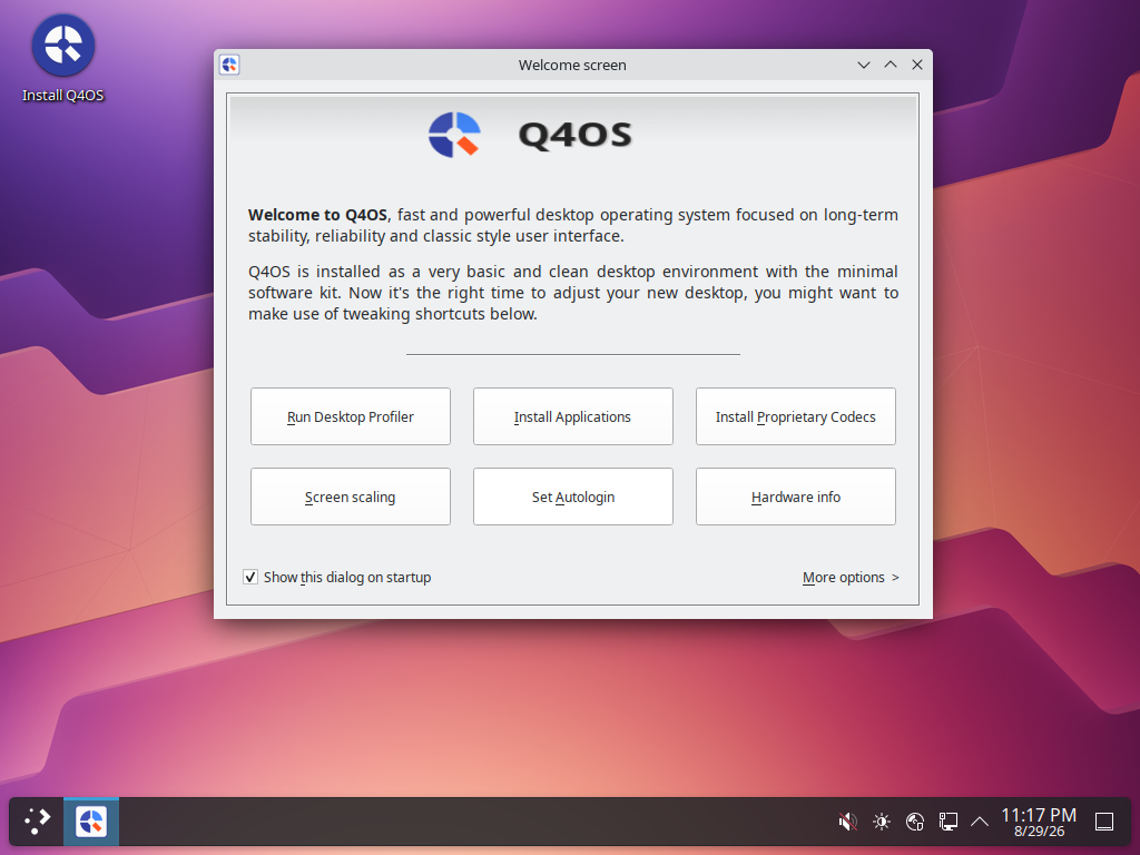 Desktop Q4OS berlatar ungu magenta dengan ikon Install Q4OS di kiri atas dan jendela Welcome screen berisi enam tombol pengaturan
