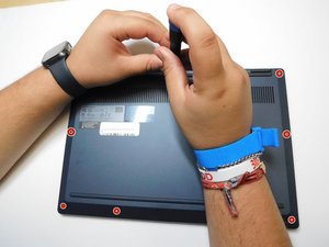 Langkah 2 — Buka Casing Laptop