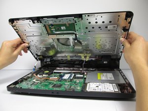 Langkah 7 — Mengangkat Panel Keyboard