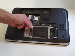 Langkah 5 — Lepaskan Hard Drive