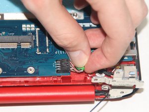 Langkah 10 — Menghubungkan dan Memutus Kabel Power Connector