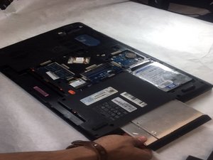 Langkah 3 — Mengganti Optical Drive