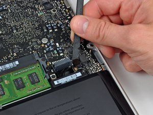 Langkah 9 — Mengeluarkan Kabel Indikator Baterai