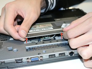 Langkah 3 — Lepaskan Panel dan Akses Komponen