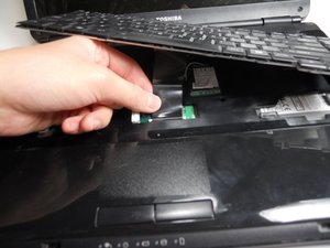 Langkah 4 — Mengangkat Keyboard dari Tempatnya