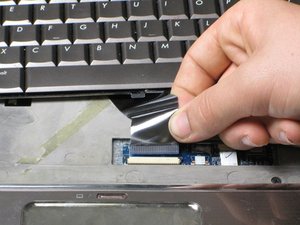 Langkah 6 — Lepaskan Kabel Ribbon Keyboard