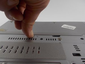 Langkah 2 — Mengunci dan Melepas Baterai