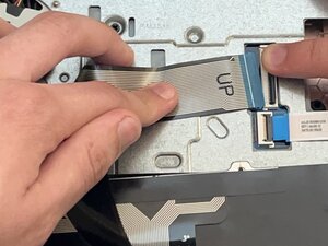 Langkah 5 — Lepaskan Kabel Keyboard Lama