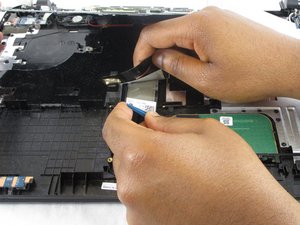 Langkah 6 — Lepaskan Pita Penjepit Keyboard