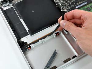 Langkah 7 — Lepaskan Kabel Hard Drive
