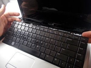 Langkah 3 — Mengangkat Keyboard