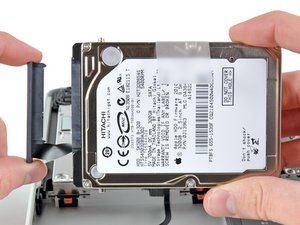 Langkah 4 — Melepas Kabel Hard Drive