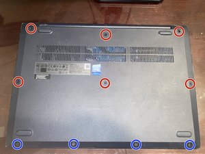 Langkah 1 — Menghapus Screws Casing Bawah