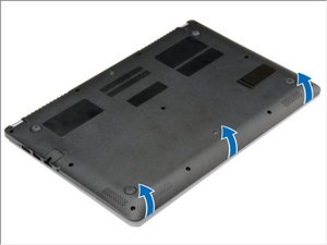 Langkah 2 — Lepaskan Penutup Bawah dengan Lembut