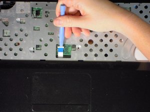 Langkah 2 — Lepaskan Kabel dan Clip di Bawah Panel