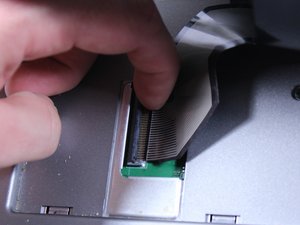 Langkah 4 — Angkat Motherboard dan Ganti dengan Spare Part Baru