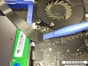 Langkah 4 — Mengangkat Penutup Kabel Bluetooth
