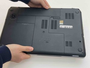 Langkah 1 — Balikkan Laptop dan Buka Baterai