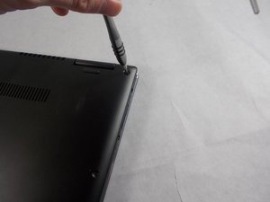 Langkah 1 — Membuka Tutup Belakang Laptop