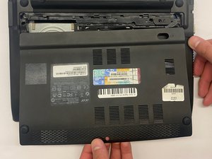 Langkah 2 — Lepaskan Kabel Ribbon Touchpad