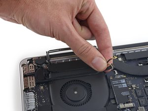 Langkah 4 — Melepas I/O Board