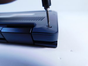 Langkah 1 — Membuka Bagian Bawah Laptop