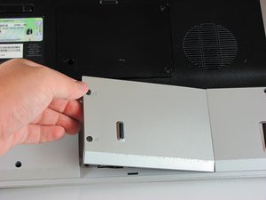 Langkah 3 — Buka Tutup Hard Drive dan Akses Komponen