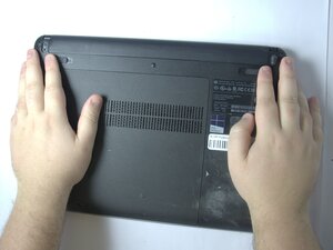 Langkah 2 — Lepaskan Panel Bawah