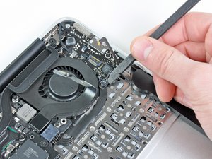 Langkah 4 — Lepaskan Konektor Speaker Kiri