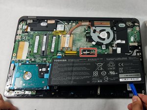 Langkah 6 — Melepas Baterai dari Laptop
