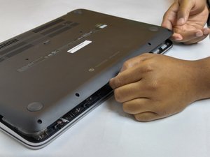 Langkah 4 — Memasang Baterai Baru dan Mengunci Panel
