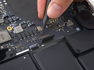 Langkah 9 — Lepaskan Kabel Keyboard
