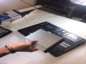Langkah 3 — Mengganti Optical Drive