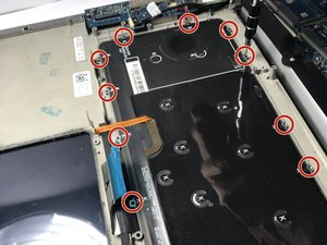 Langkah 4 — Melepas Screws di Sekitar Keyboard
