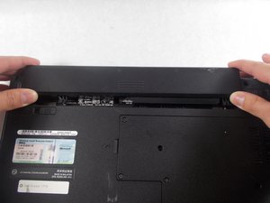 Langkah 2 — Lepaskan Baterai dari Slot