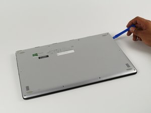 Langkah 2 — Buka Casing Laptop dengan Spudger Plastik