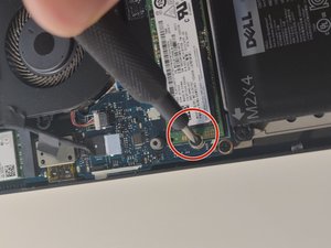 Langkah 6 — Lepaskan SSD dari Papan Utama