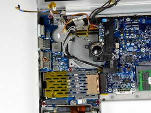 Langkah 8 — Menghapus Sekrup I/O Board