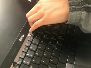 Langkah 3 — Angkat Keyboard dengan Hati-hati