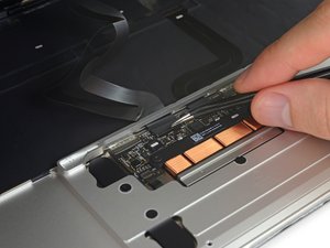 Langkah 8 — Angkat Flap Penahan Kabel Trackpad