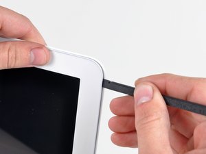 Langkah 1 — Lepaskan Strip Karet di Bawah Bezel Layar