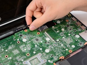 Langkah 4 — Mengangkat Motherboard