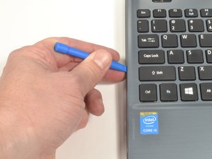 Langkah 5 — Lepaskan Kabel Keyboard dan Touchpad