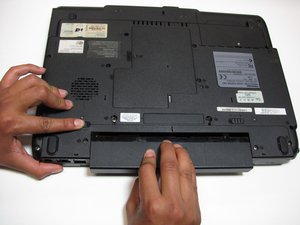 Langkah 1 — Matikan Laptop dan Buka Panel Bawah