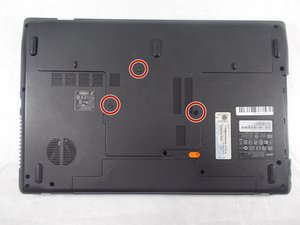 Langkah 1 — Membuka Tutup Bagian Bawah Laptop