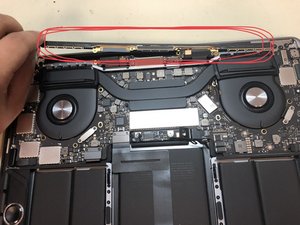 Langkah 4 — Mengganti Display Assembly