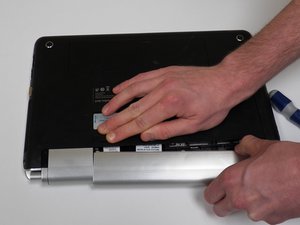 Langkah 3 — Mengakses Slot Hard Drive