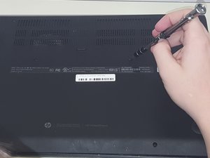 Langkah 1 — Buka Panel Belakang Laptop