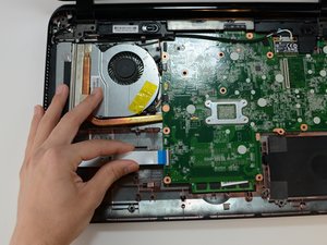 Langkah 2 — Mengakses Kabel dan Konektor